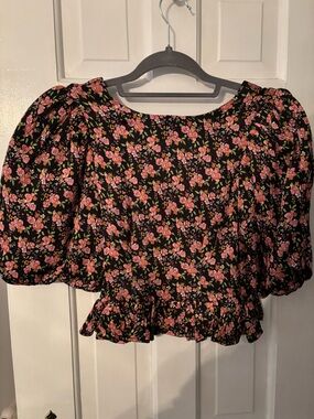 Floral Puff-Sleeve Crop Top in Black and Pink